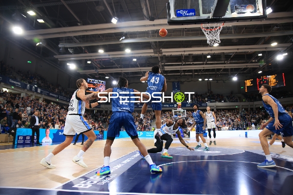 Samuell Williamson (10; MLP Academics Heidelberg) mit Wurf zum Korb