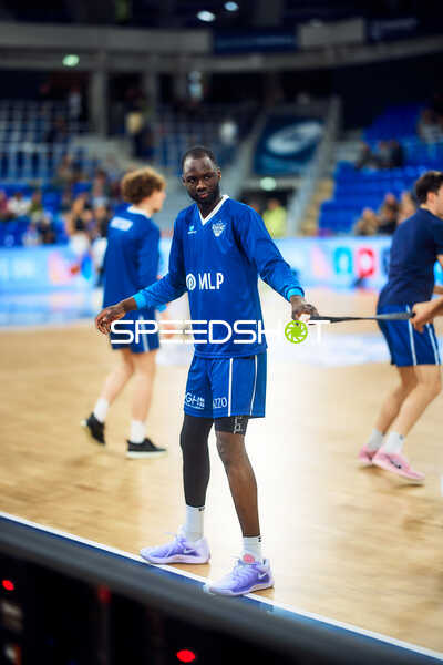 Bakary Dibba (10, MLP Academics Heidelberg) dehnt sich