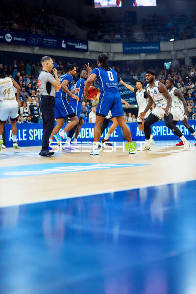 gegen TJ Crockett (1, Basketball Löwen Braunschweig)