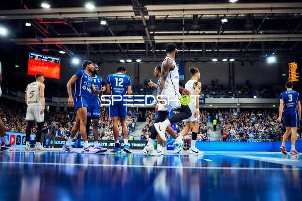 MLP Academics Heidelberg und Basketball Löwen Braunschweig Spieler auf Feld