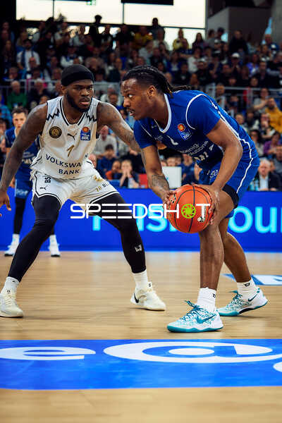 Erol Ersek (11, MLP Academics Heidelberg) mit Ball gegen TJ Crockett (1, Basketball Löwen Braunschweig)