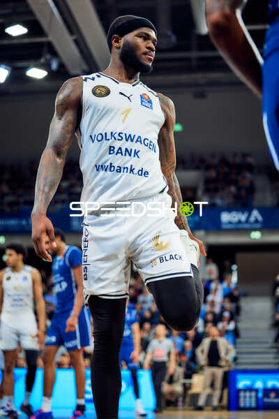 1, Basketball Löwen Braunschweig dehnt sich