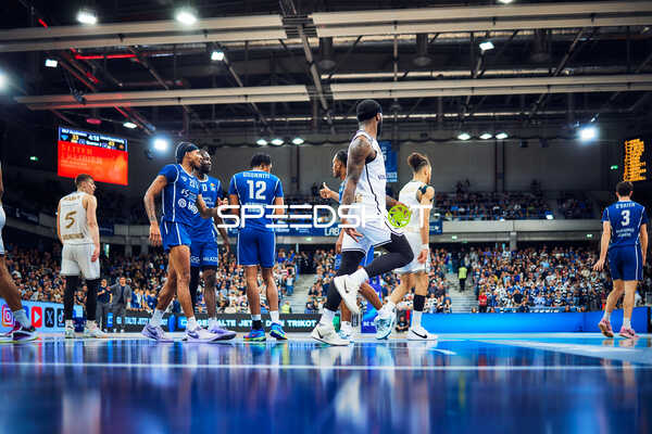 Spieler positionieren Michael Weathers (20, MLP Academics Heidelberg) vs Ferdinand Zylka (5, Basketball Löwen Braunschweig)