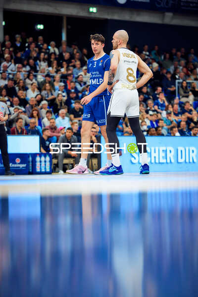 Spieler Andrew O’Brien (3, MLP Academics Heidelberg) und stehen