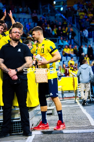 Ein Spieler der Rhein Neckar Löwen interagiert mit Fans.