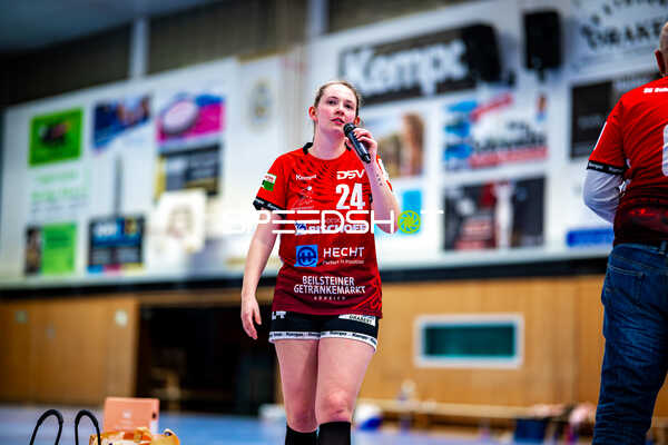 Sophie Räuchle (24, SG Schozach-Bottwartal) spricht ins Mikrofon