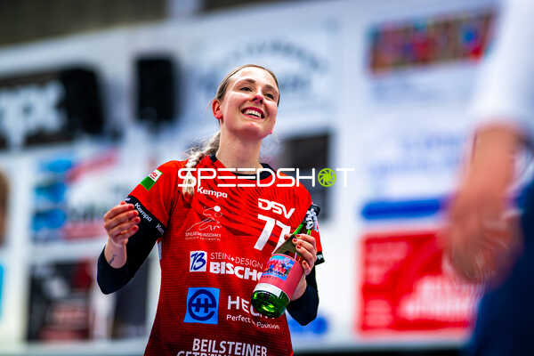 Lisa Loehnig (77, SG Schozach-Bottwartal) mit Flasche