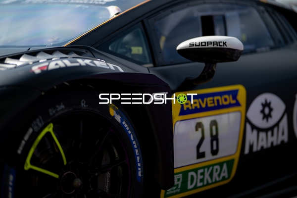 Rennfahrzeug auf der Rennstrecke