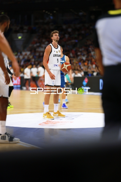 Franz Wagner (9; Deutschland) mit Ball