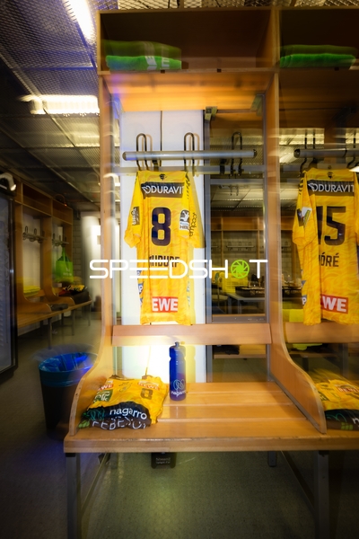 Trikots der Rhein Neckar Löwen in Umkleidekabine