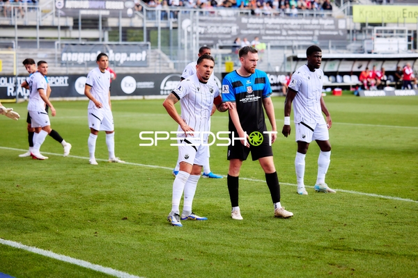 Duell zwischen Kwabe Schulz (2; SV Sandhausen) und Tim Weißmann (4; FSV Frankfurt)