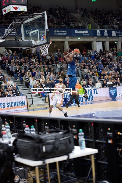 Spielszene mit DJ Horne (0; MLP Academics Heidelberg) und David Muenkat (55; Würzburg Baskets)