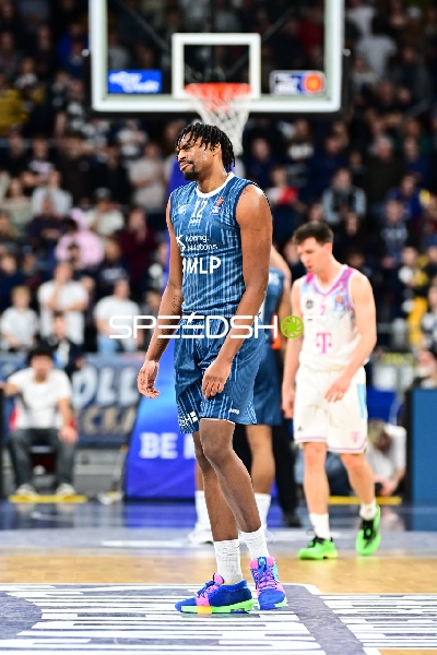 Spielaktion mit Osun Osunniyi (12; MLP Academics Heidelberg)