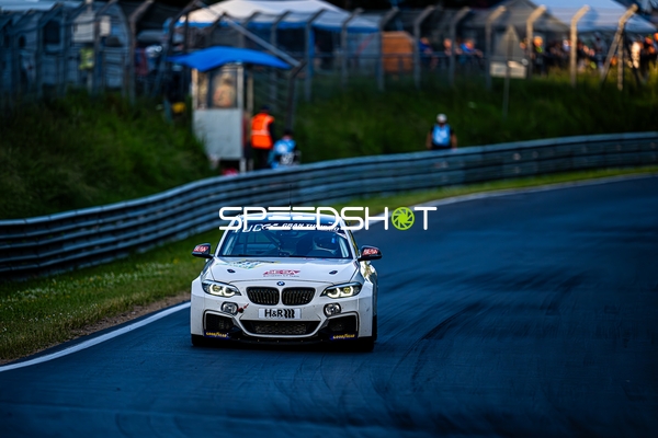 Rennfahrzeug auf der Rennstrecke