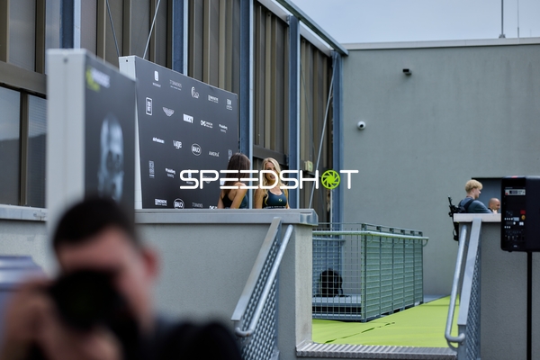 Ringside-Zone Face-Off