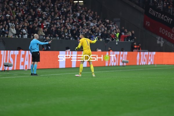 Torwart diskutiert mit Schiedsrichter