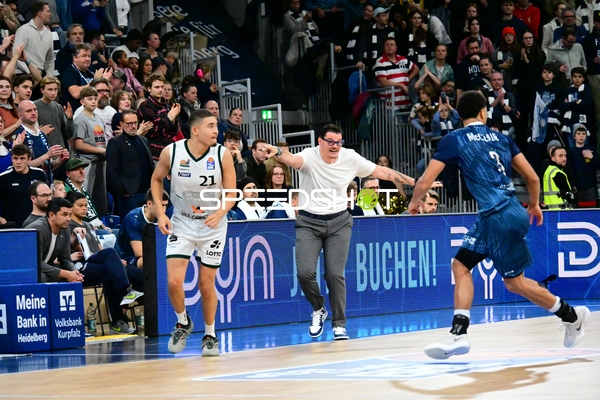 Serena Benavente (998; MLP Academics Heidelberg) an der Seitenlinie