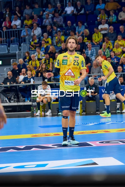 Spieler vor dem Spielstart auf dem Spielfeld