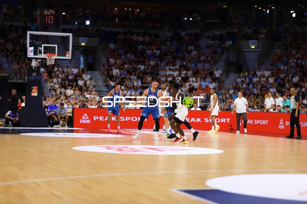 Spieler im Zweikampf