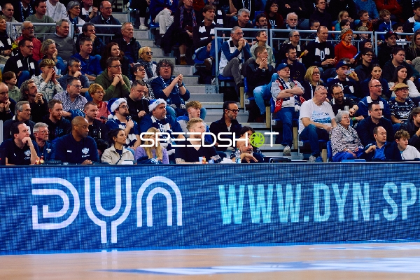 Zuschauer auf der Tribüne beobachten das Spiel