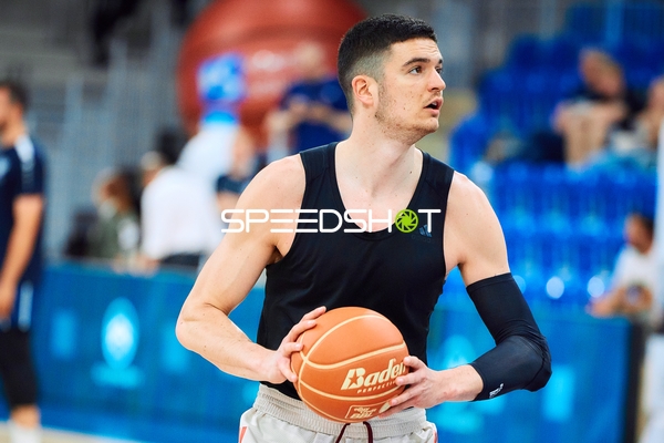 Spieler mit Ball auf dem Court