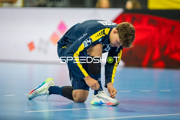 Sebastian Heymann (13; Rhein Neckar Löwen) bindet Schuhe