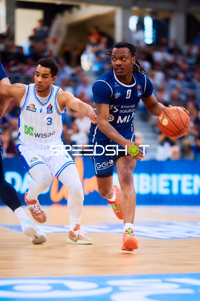 Dribbling DJ Horne (0;MLP Academics Heidelberg), Garai Zeeb (3;Frankfurt Skyliners)