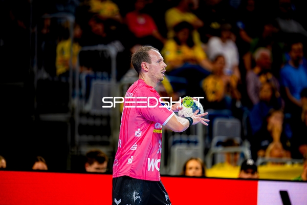 Spieler passt den Ball