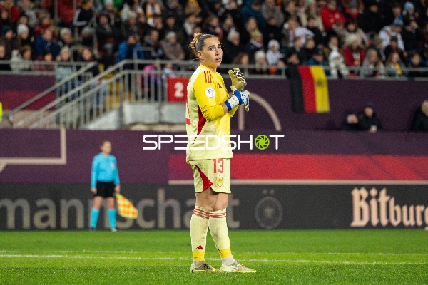 Torwartin Cata Coll (13; Spanien) im Fokus