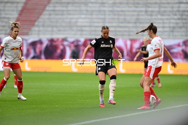 Zweikampf zwischen Sandra Starke (13; RB Leipzig Frauen) und Klara Bühl (17; FC Bayern Frauen 1)