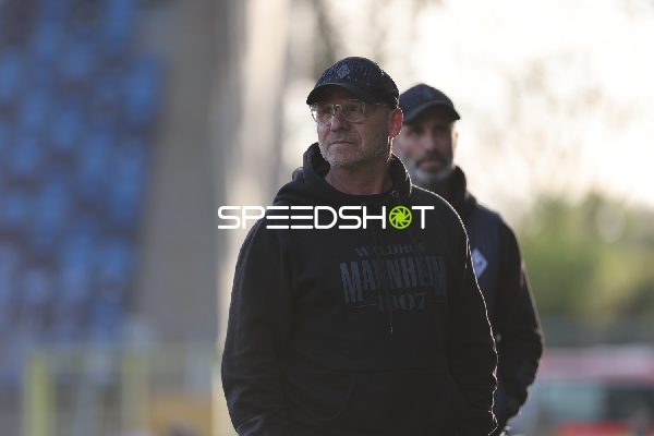 Trainer bei der Vorbereitung