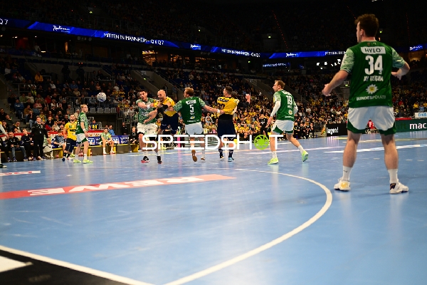 Zweikampf zwischen Mathias Gidsel (19; Füchse Berlin) und Lukas Sandell (11; Rhein Neckar Löwen)