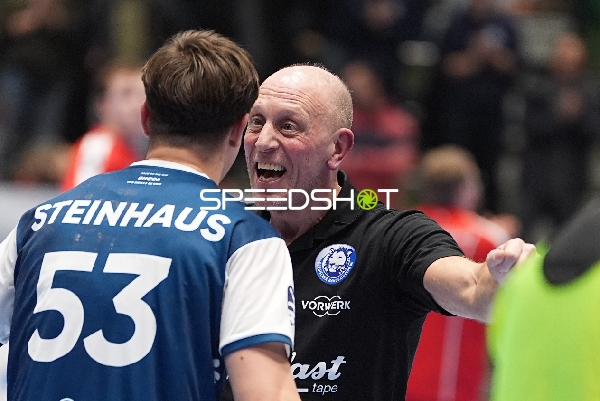 Trainer spricht mit Soeren Steinhaus (53; Bergischer HC)