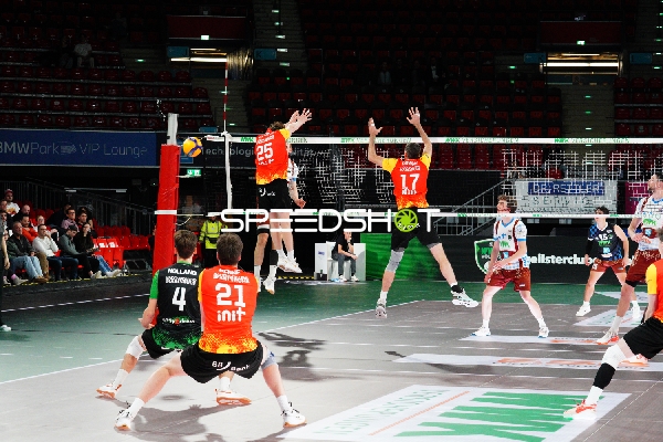 Blockaktion am Netz mit Corey Mayotte (25; BADEN VOLLEYS SSC Karlsruhe) und Jonathan Downs (17; BADEN VOLLEYS SSC Karlsruhe)