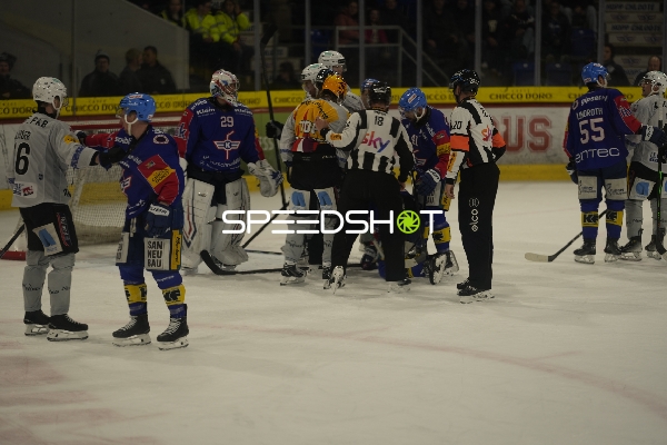 Schiedsrichter trennt Spieler