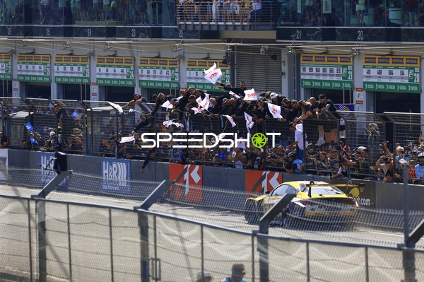 Rennfahrzeug in der Boxengasse