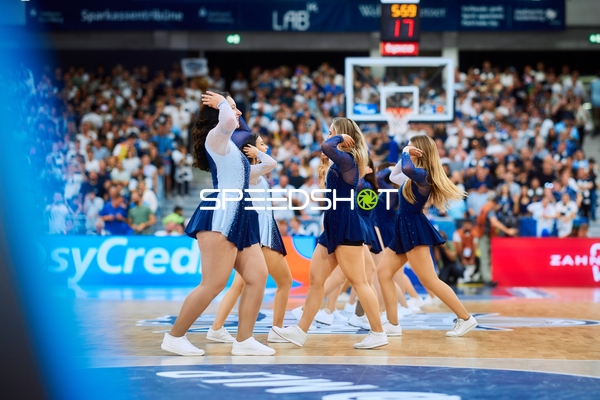 Cheerleader tanzen auf Court