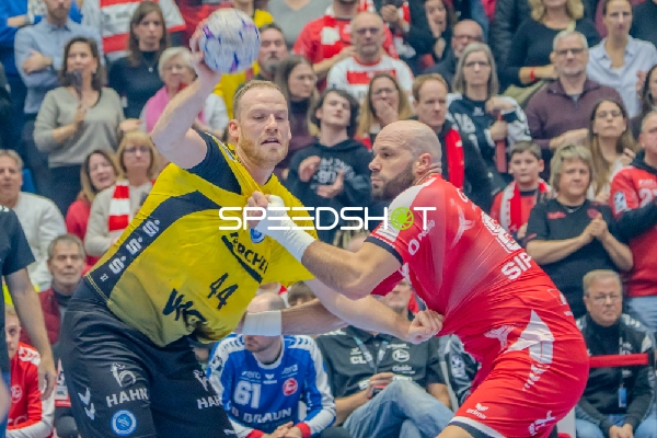 Lenny Rubin (44; TVB 1898 Stuttgart) und Adrián Sipos (8; MT Melsungen) im Zweikampf