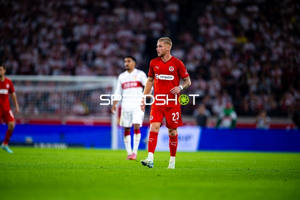 Spieler Louis Oppie (23; FC St. Pauli) auf dem Feld