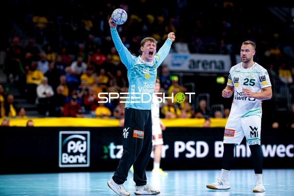 Julian Buchele (1; FAG) jubelt, Ludvig Jurmala (25; FAG) bereit