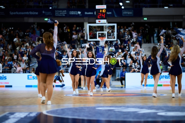 Cheerleader-Performance im SNP Dome