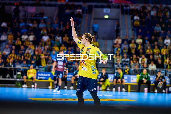 Ein Spieler von Rhein Neckar Löwen hebt die Hand während des Spiels.