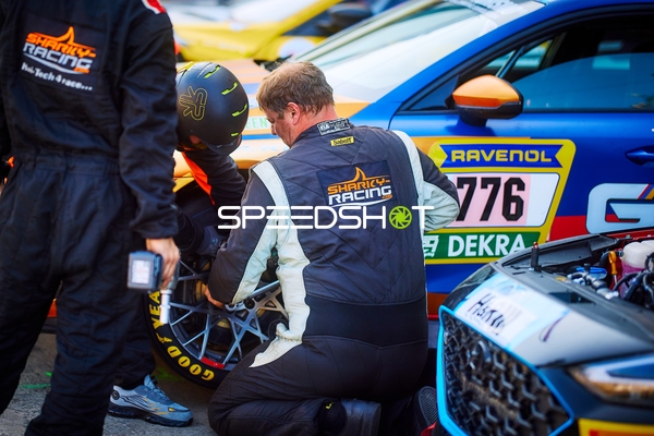 Mechaniker bei der Arbeit in der Boxengasse