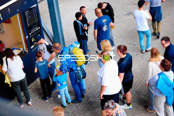 Fans vor Verkaufsstand SV Sandhausen