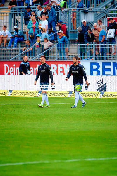 Spieler laufen vom Feld Jonas Weik (31, SV Sandhausen) Dominic Baumann (28, SV Sandhausen)