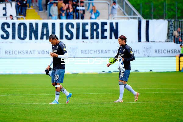 Spieler gehen vom Feld SV Sandhausen