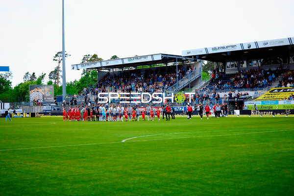 Spieler begrüßen sich SV Sandhausen FC Hansa Rostock