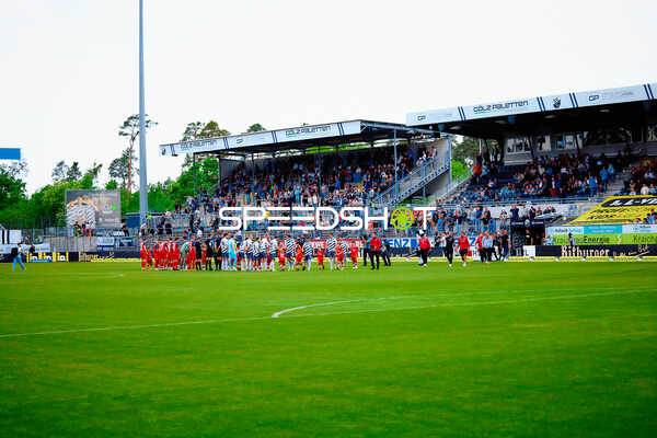 Spieler begrüßen sich SV Sandhausen FC Hansa Rostock