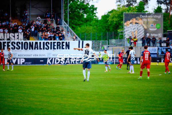 Spielszene mit und FC Hansa Rostock