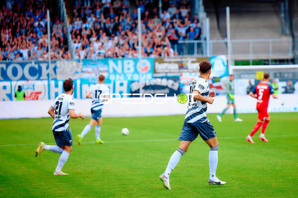 Spieler laufen bei SV Sandhausen und FC Hansa Rostock